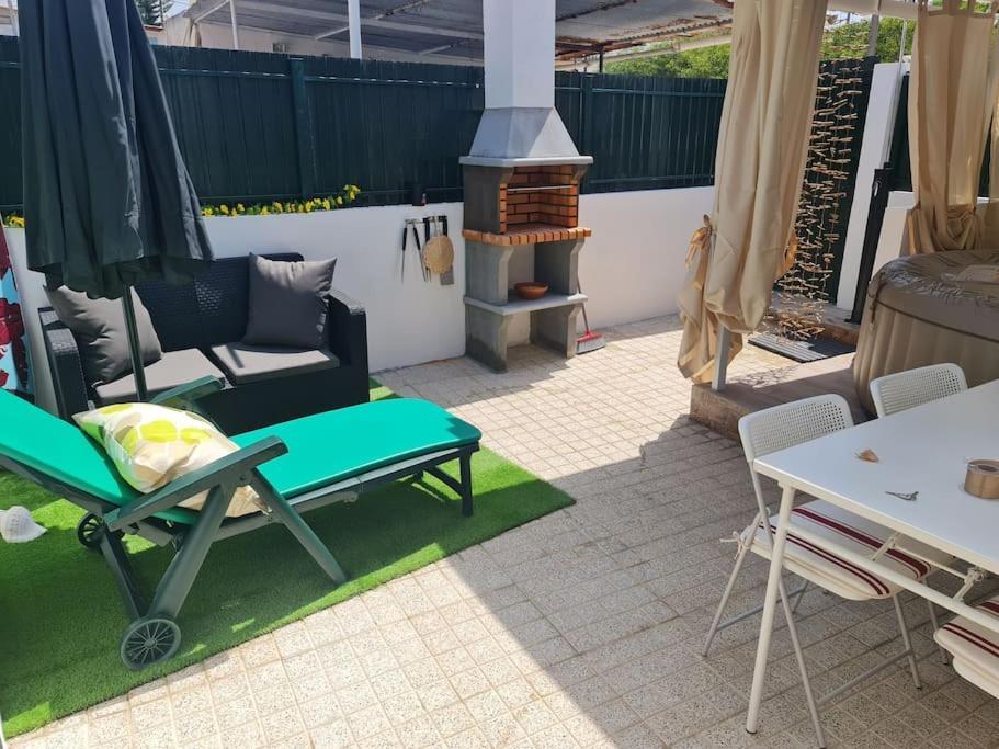 "Linda'S Guest House" Beach House With Private Patio & Hot Tub, 3 Min From The Beach Costa de Caparica Exteriör bild