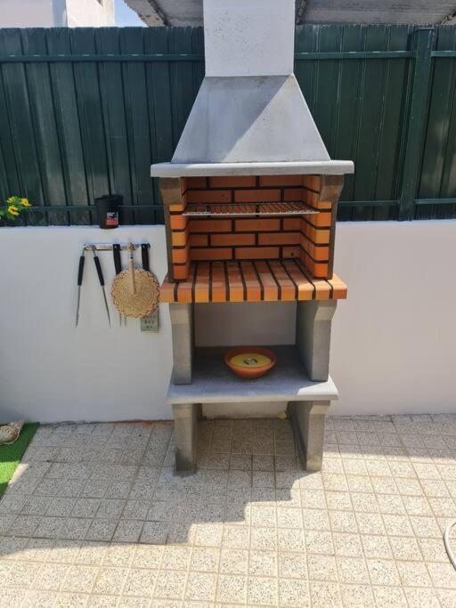 "Linda'S Guest House" Beach House With Private Patio & Hot Tub, 3 Min From The Beach Costa de Caparica Exteriör bild