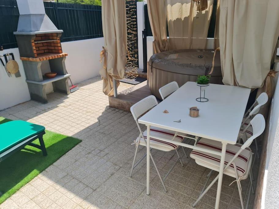 "Linda'S Guest House" Beach House With Private Patio & Hot Tub, 3 Min From The Beach Costa de Caparica Exteriör bild